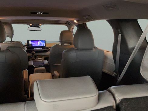 Certified 2025 Toyota Sienna XLE FWD image 35