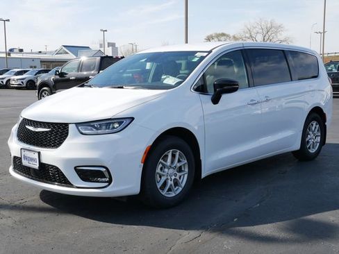 New 2026 Chrysler Pacifica Select image 3