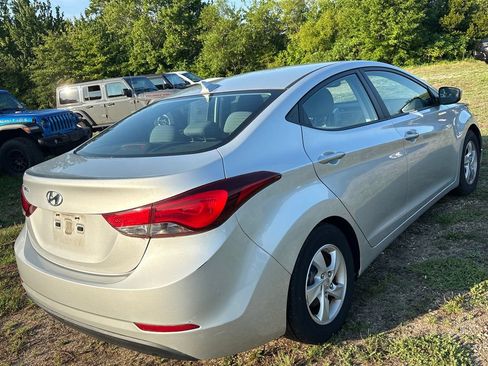 Used 2015 Hyundai Elantra SE FWD image 13