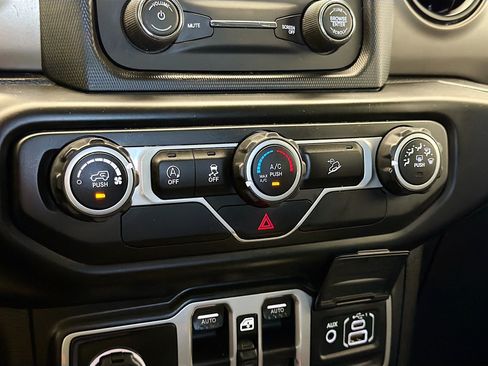 Used 2018 Jeep Wrangler Unlimited Sport S AWD/4WD image 10