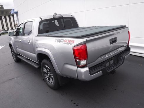 Used 2017 Toyota Tacoma TRD Sport image 12