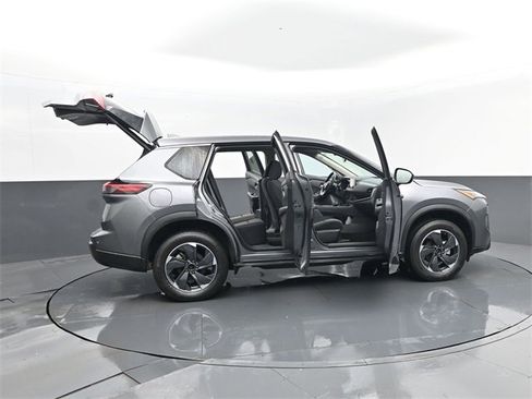 Used 2024 Nissan Rogue SV image 28