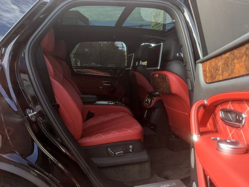 Used 2018 Bentley Bentayga Mulliner image 40