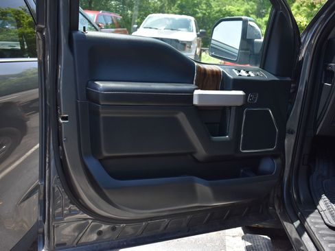 Used 2019 Ford F150 Lariat w/ Equipment Group 502A Luxury AWD/4WD image 9