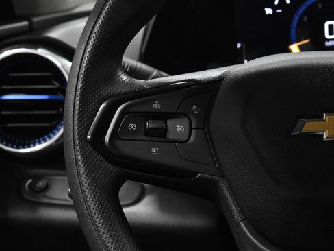 Used 2025 Chevrolet Trax LT FWD image 7