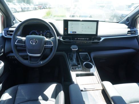 Used 2025 Toyota Sienna Platinum AWD/4WD image 2