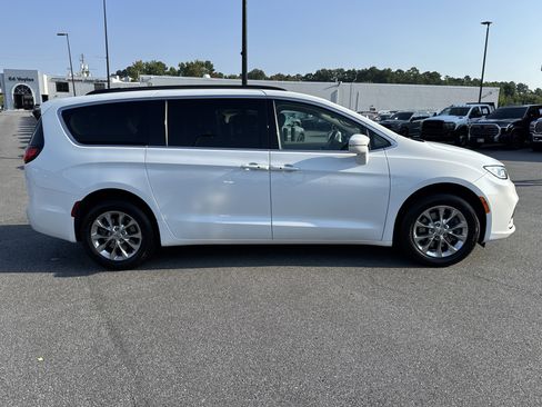 Used 2022 Chrysler Pacifica Touring-L image 9