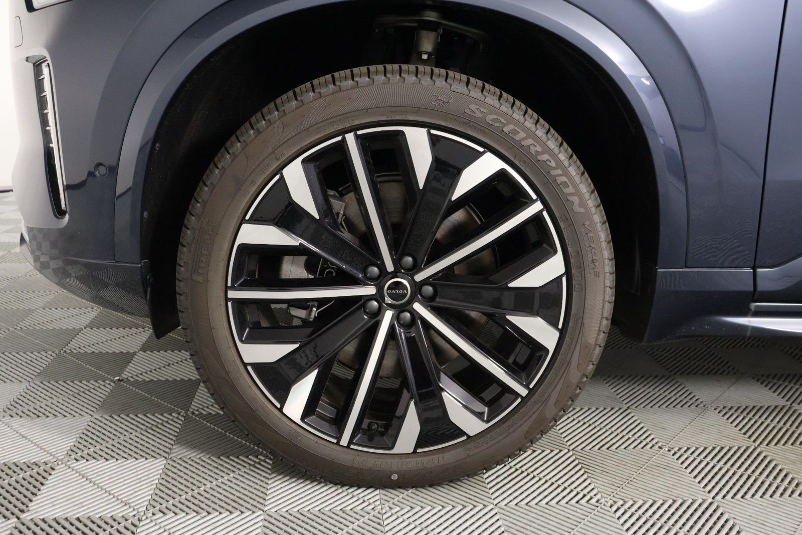 New 2026 Volvo XC90 T8 Plus w/ Protection Package AWD/4WD image 13
