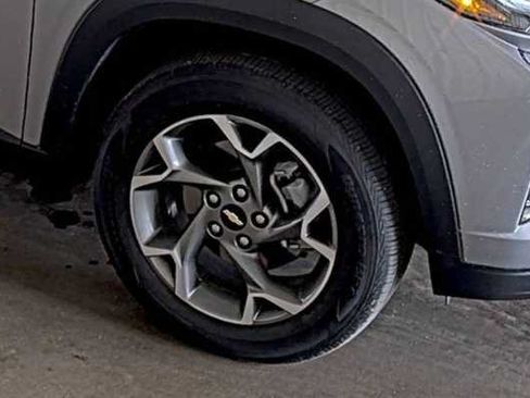 Used 2025 Chevrolet Trax LT FWD image 4