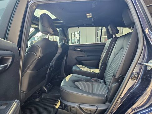 Used 2022 Toyota Highlander XSE AWD/4WD image 15
