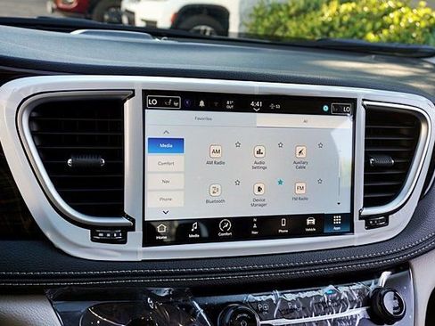 New 2023 Chrysler Pacifica Limited image 37