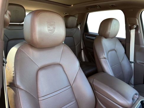 Used 2023 Porsche Cayenne Platinum Edition image 42