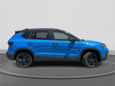 New 2025 Volkswagen Taos SE image 3