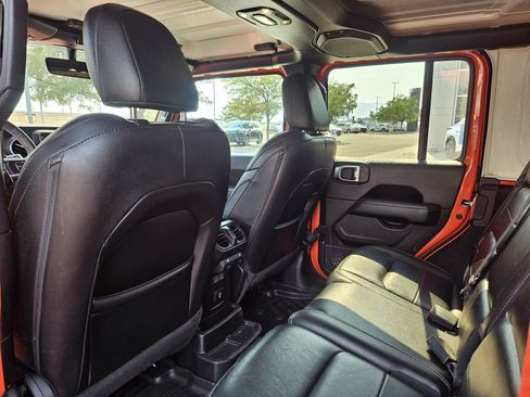Used 2019 Jeep Wrangler Unlimited Sahara w/ Uconnect 4C Nav & Sound Group AWD/4WD image 16