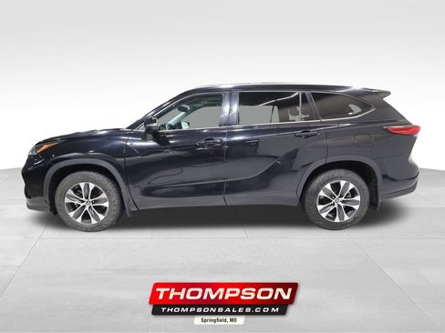 Used 2021 Toyota Highlander XLE AWD/4WD image 1
