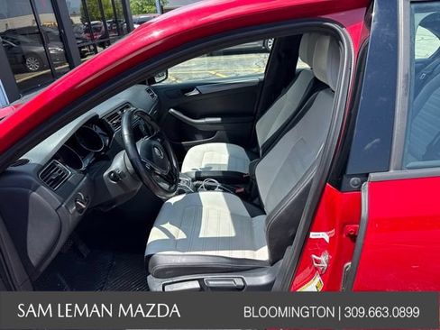 Used 2016 Volkswagen Jetta Sport FWD image 4