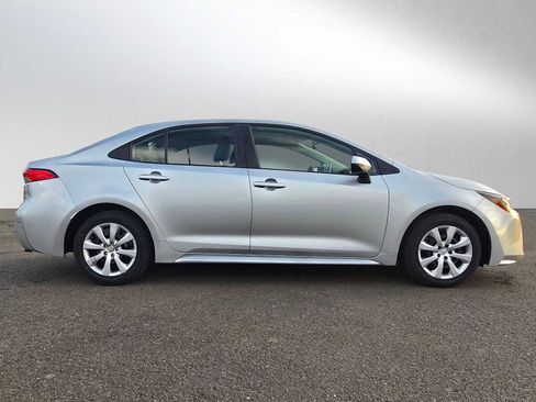 Used 2020 Toyota Corolla LE image 2