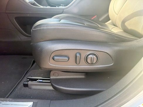 Used 2023 GMC Acadia SLT w/ Technology Package FWD image 6