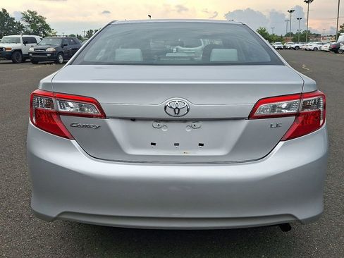 Used 2014 Toyota Camry LE image 5