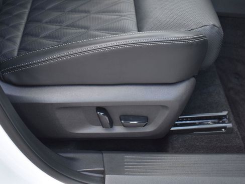 Used 2025 Nissan Rogue Platinum w/ Platinum Premium Package FWD image 70