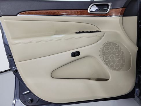 Used 2013 Jeep Grand Cherokee Limited w/ Luxury Group II image 18