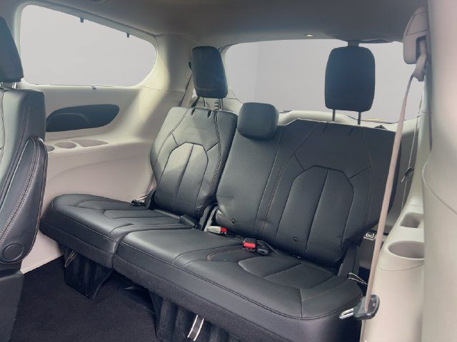 Used 2020 Chrysler Pacifica Touring-L FWD image 18