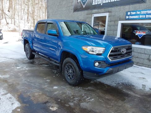 Used 2017 Toyota Tacoma SR5 w/ Tow Package image 2