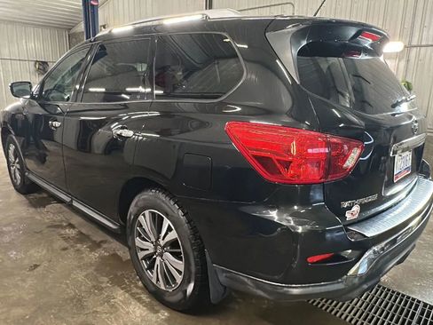 Used 2017 Nissan Pathfinder S image 2