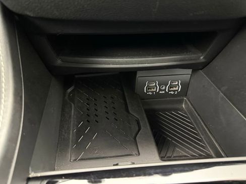 Used 2025 Chrysler Pacifica Limited FWD image 36