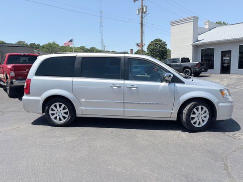 Used 2012 Chrysler Town & Country Touring-L w/ Entertainment Group #2 FWD image 6