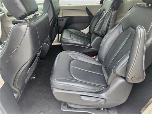 Used 2024 Chrysler Pacifica Limited FWD image 13