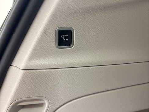 Used 2024 Chrysler Pacifica Touring-L image 27