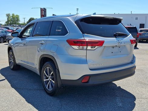Used 2017 Toyota Highlander XLE w/ Carpet Mat Package AWD/4WD image 4