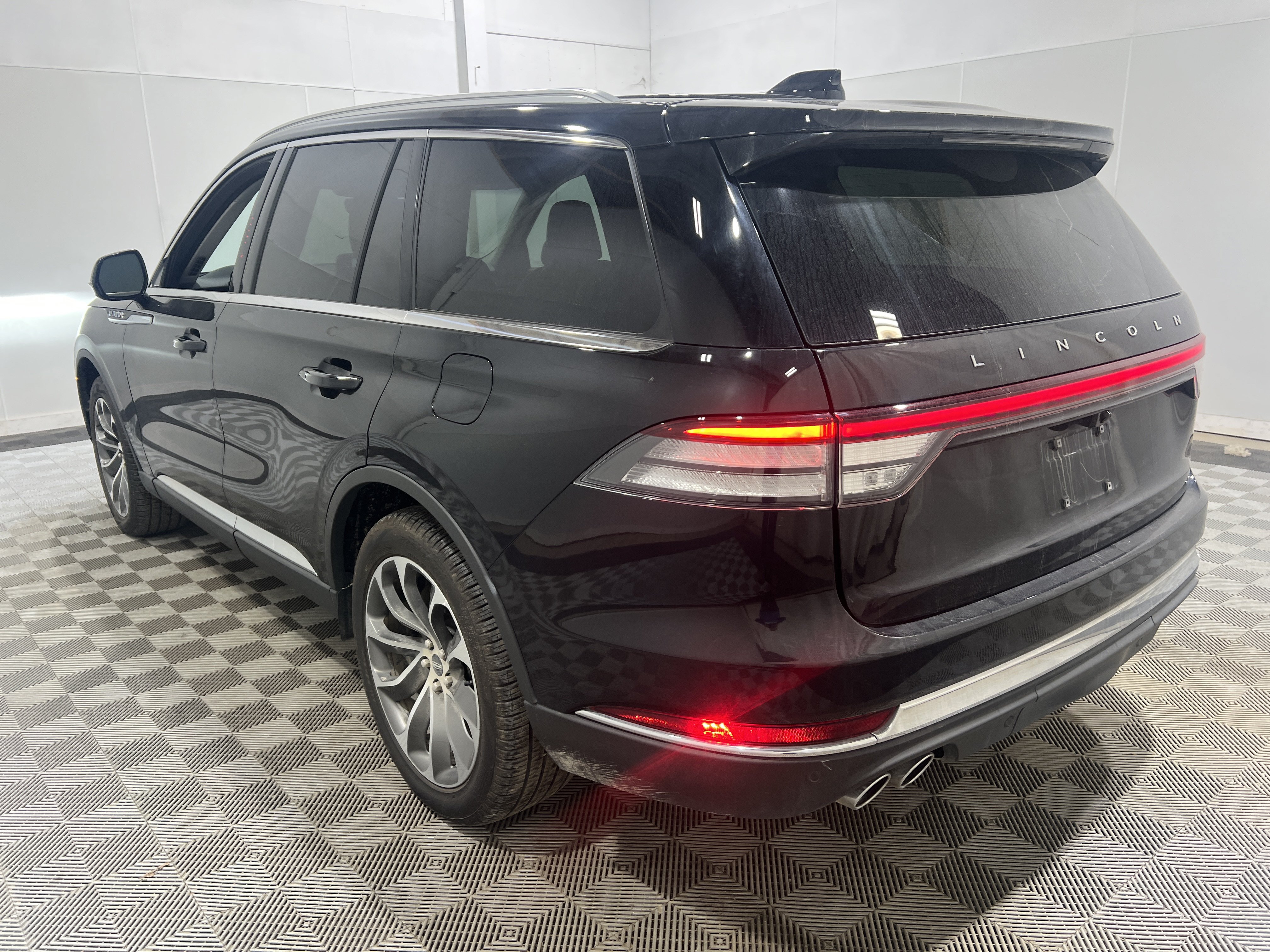 Used 2025 Lincoln Aviator Reserve AWD/4WD image 2