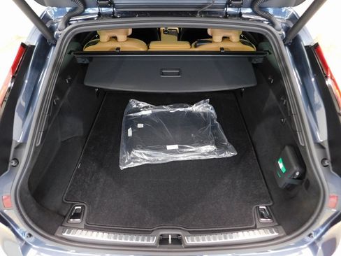 Used 2026 Volvo V90 B6 Cross Country Ultra image 77