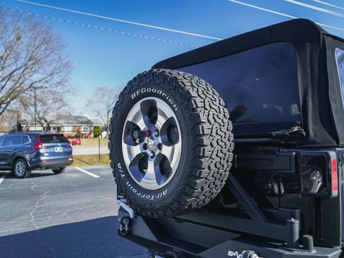 Used 2017 Jeep Wrangler Unlimited Sahara w/ Connectivity Group image 28