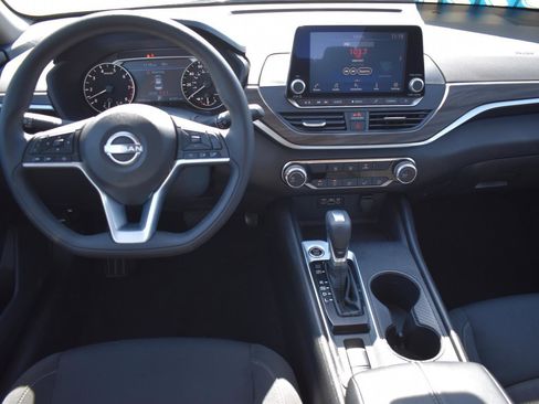Used 2025 Nissan Altima 2.5 SV image 18