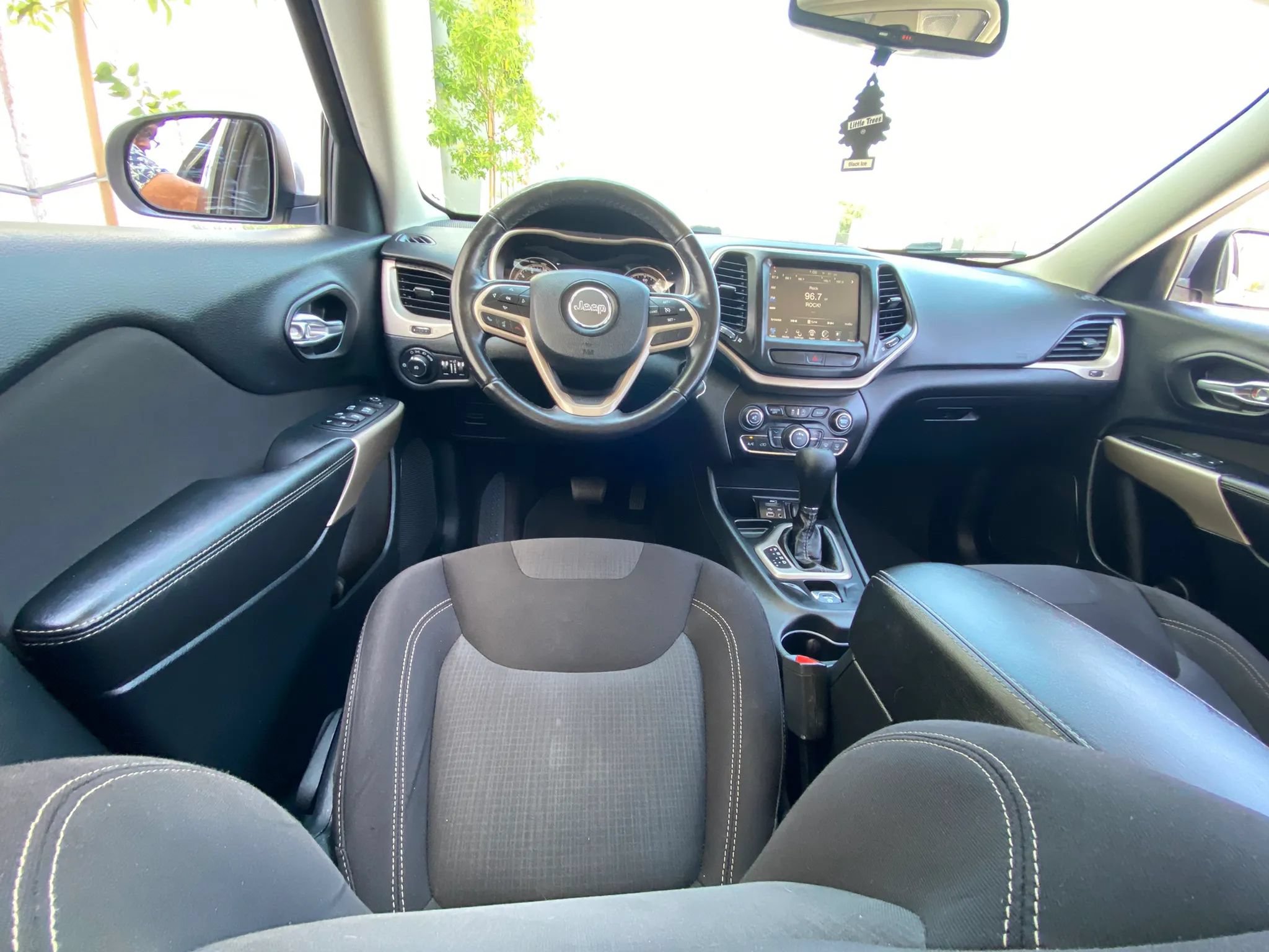 Used 2017 Jeep Cherokee Latitude FWD image 37