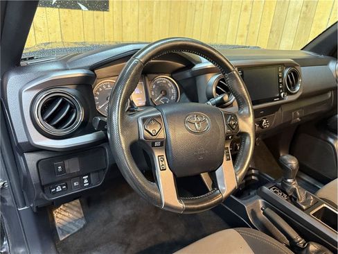 Used 2020 Toyota Tacoma TRD Off-Road w/ Technology Package image 16