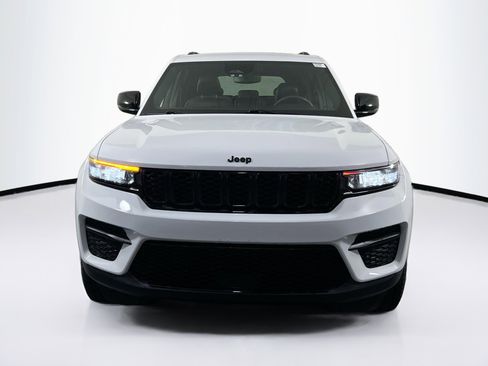 Used 2023 Jeep Grand Cherokee Altitude image 2