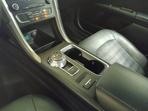 Used 2019 Ford Fusion SE FWD image 26