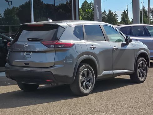 Used 2025 Nissan Rogue SV FWD image 3