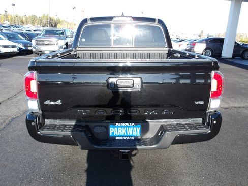 Used 2016 Toyota Tacoma Limited w/ Towing Package image 4