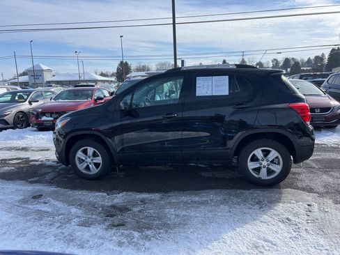 Used 2022 Chevrolet Trax LT w/ LT Convenience Package image 2