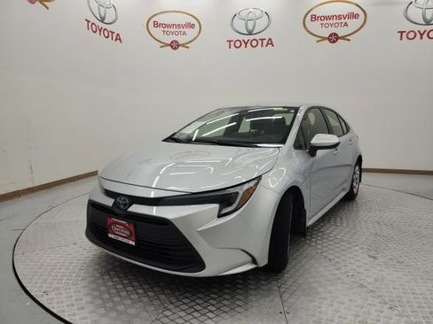 Used 2025 Toyota Corolla LE FWD image 2