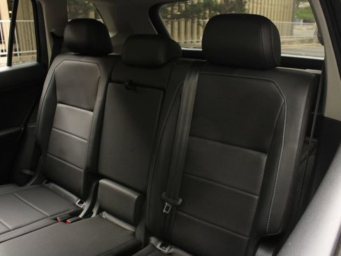Used 2019 Volkswagen Tiguan SEL AWD/4WD image 18