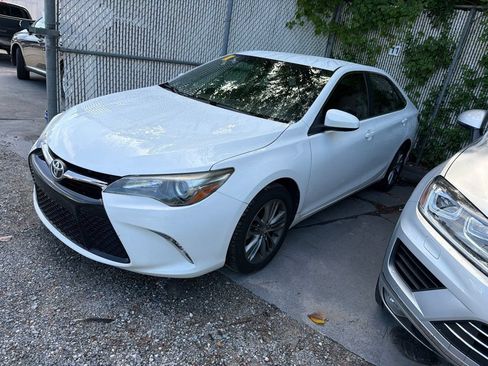 Used 2015 Toyota Camry SE FWD image 3