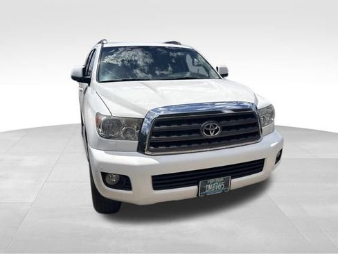 Used 2017 Toyota Sequoia SR5 w/ Premium Package AWD/4WD image 6
