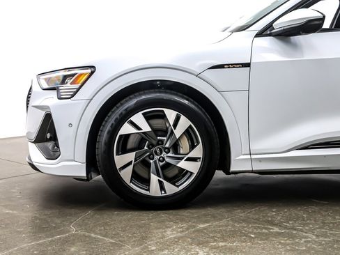 Used 2022 Audi e-tron Premium w/ Convenience Plus Package image 11