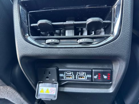 Used 2023 Jeep Grand Cherokee Limited image 41